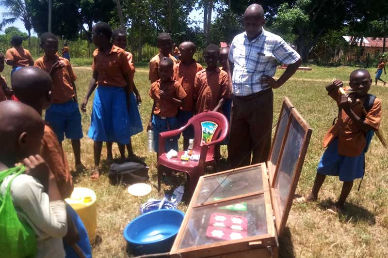 Eine Schule baut einen Solarkocher