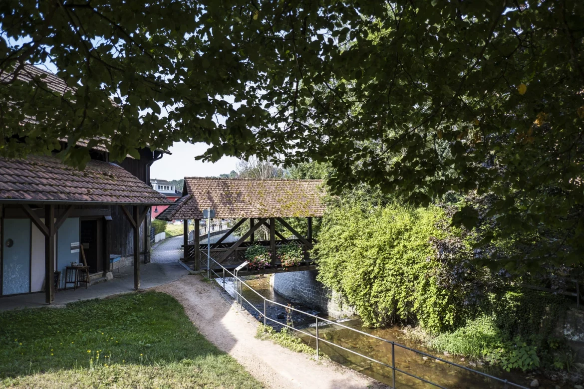 Holzbrücke über dem Fluss Kander in Kandern