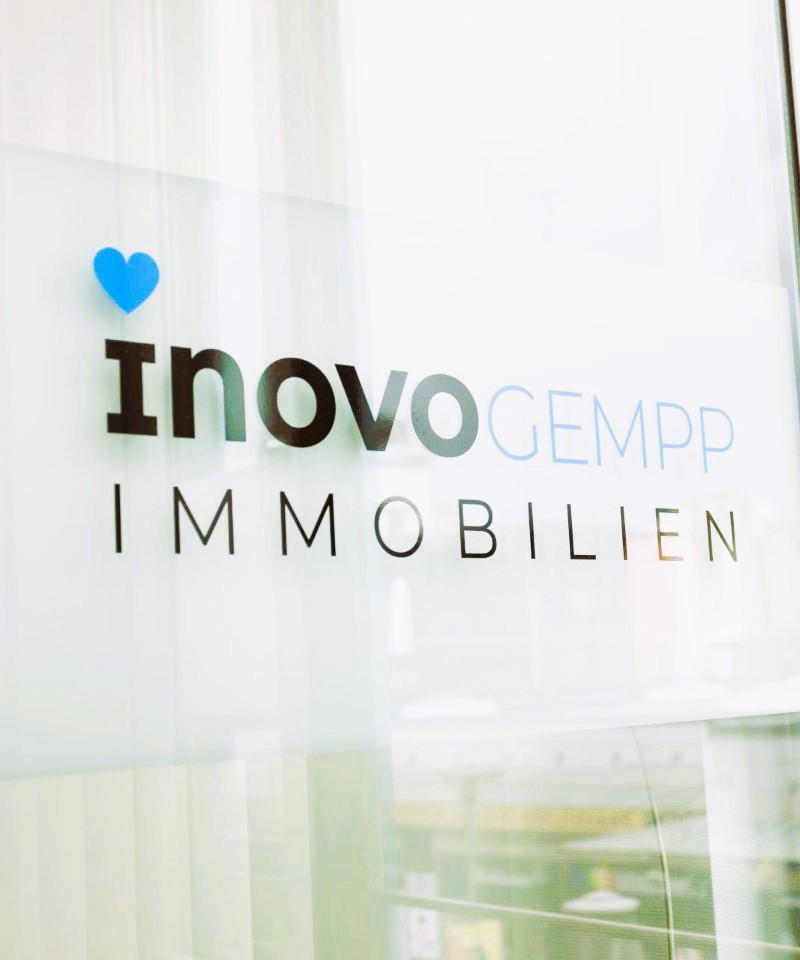 iNOVO Gempp Logo am Fenster der Bürotür