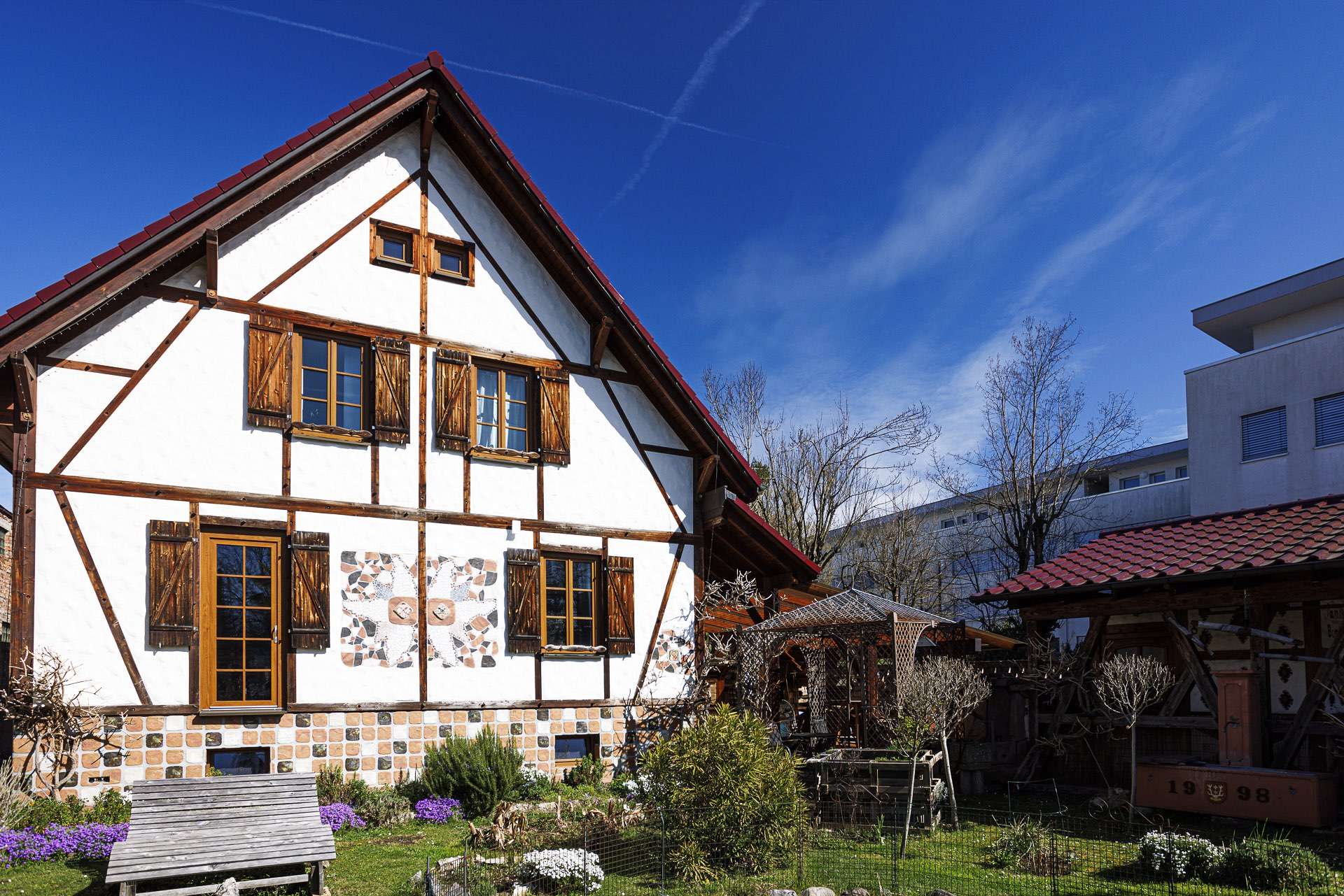 Liebevoll saniertes EFH GARTENOASE im Herzen von Grenzach – mit Garten, Teich und Outdoorküche