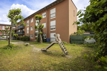 Außenansicht - GARTENTRAUM: 3-Zi.-Erdgeschosswohnung mit Terrasse, Garten und Garage in Friedlingen