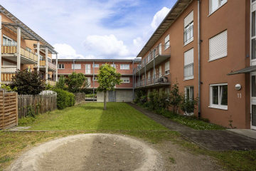 Außenansicht - GARTENTRAUM: 3-Zi.-Erdgeschosswohnung mit Terrasse, Garten und Garage in Friedlingen