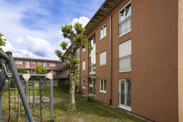 Außenansicht - GARTENTRAUM: 3-Zi.-Erdgeschosswohnung mit Terrasse, Garten und Garage in Friedlingen