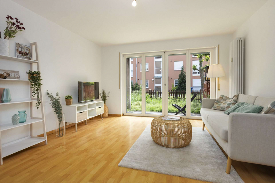 Wohnzimmer - GARTENTRAUM: 3-Zi.-Erdgeschosswohnung mit Terrasse, Garten und Garage in Friedlingen