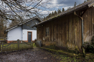 Außenansicht - BAHNWÄRTERHÄUSCHEN in Hasel: kernsaniertes EFH mit nur 1 Nachbar & wildem Garten und Schopf/Garage