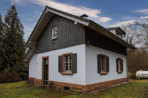 BAHNWÄRTERHÄUSCHEN in Hasel: kernsaniertes EFH mit nur 1 Nachbar & wildem Garten und Schopf/Garage, 79686 Hasel, Einfamilienhaus