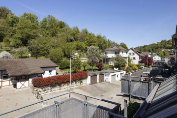 Ausblick - MAISONETTEGLÜCK in Hauingen: Renovierte 4-Zi.-Wohnung mit 3 Balkonen & zwei Bädern