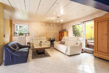 Wohnzimmer - Freistehendes EFH LEBENSOASE mit ELW in Weil mit 5 Zimmern, 2 Bädern, Wintergarten, Balkon + Garage