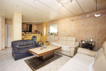 Wohnzimmer - Freistehendes EFH LEBENSOASE mit ELW in Weil mit 5 Zimmern, 2 Bädern, Wintergarten, Balkon + Garage