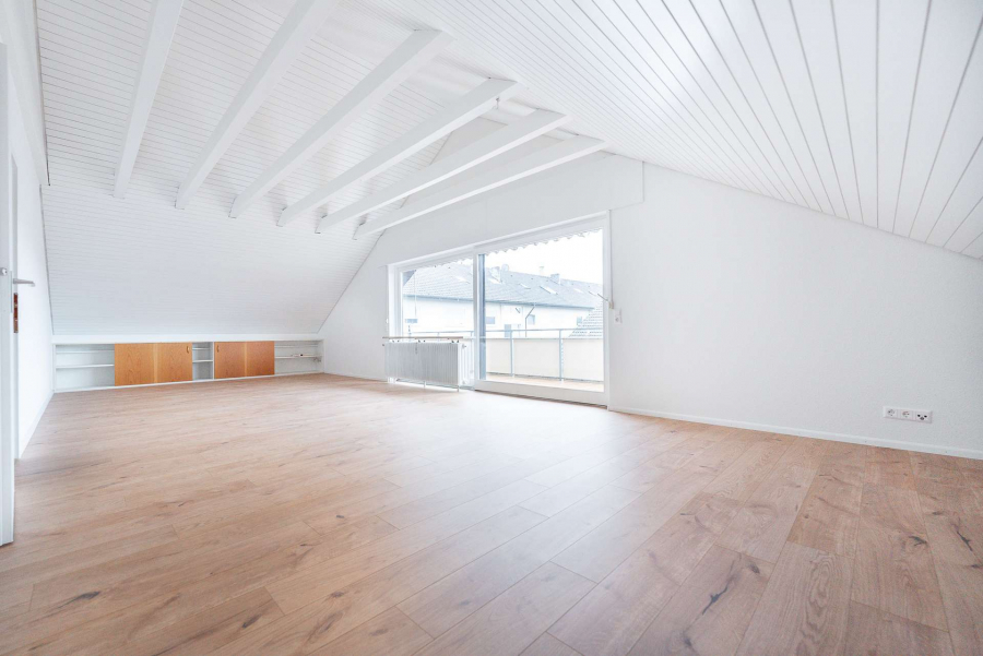 Wohnzimmer mit Zugang zum Balkon - Frisch renovierte 4-Zimmer Wohnung FAMILIENTRAUM in Haltingen mit Balkon, Garage u. Stellpl.