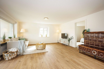 Wohnzimmer - Große 2-Zimmer Whg. DORFBLICK in familiärer Einheit im Herzen von Hauingen mit Balkon und Garage