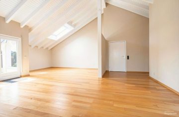 KI: Wohn-Esszimmer in renoviertem Zustand