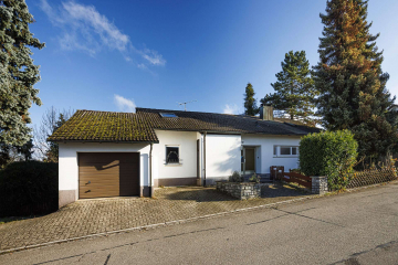 Hausansicht - DORFIDYLLE in Steinen – Hüsingen: großes EFH mit schöner Aussicht u. gr. Garten, Garage und Kamin