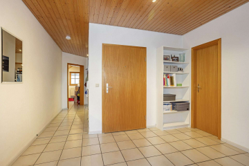 Wohnungseingang - Gemütliche 3,5 Zi.-Whg HOLZLIEBE in Karsau mit 2 Balkonen, Kamin, Balkonkraftwerk u. Garage