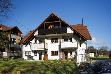 Hausansicht - Gemütliche 3,5 Zi.-Whg HOLZLIEBE in Karsau mit 2 Balkonen, Kamin, Balkonkraftwerk u. Garage