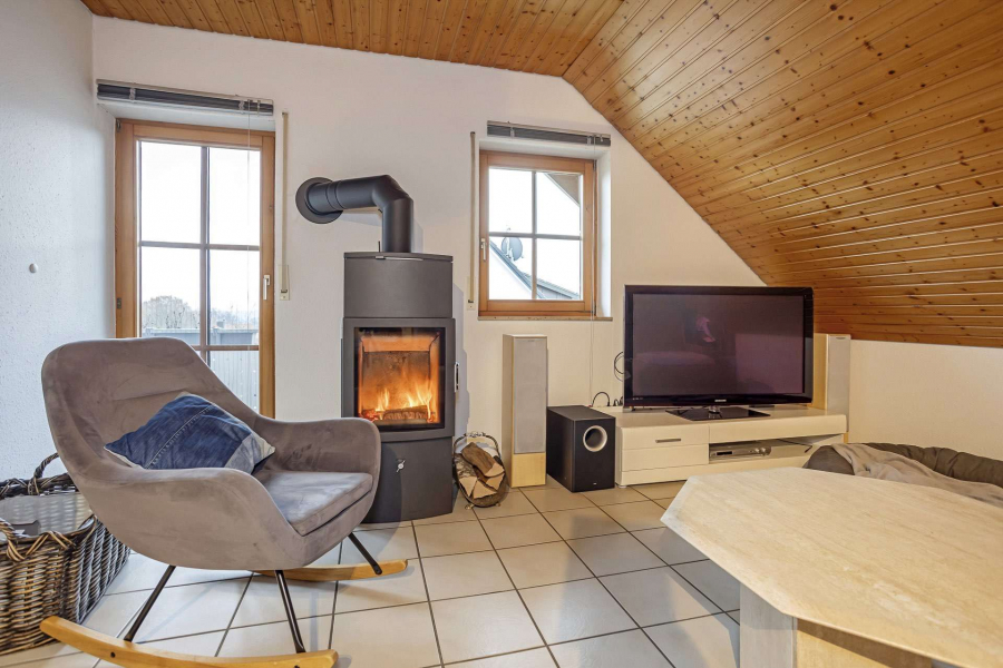 Wohnbereich - Gemütliche 3,5 Zi.-Whg HOLZLIEBE in Karsau mit 2 Balkonen, Kamin, Balkonkraftwerk u. Garage