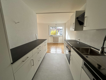 Neue Einbauküche - GRENZGÄNGER-GLÜCK zentral in Grenzach: 3-Zimmer Wohnung mit großem Balkon, Garage und Keller