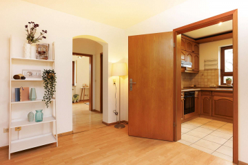 Offener Flur - SONNENWINKEL in Efringen-Kirchen: 3-Zi.-Wohnung zentral gelegen mit Balkon, Gäste-WC und Carport