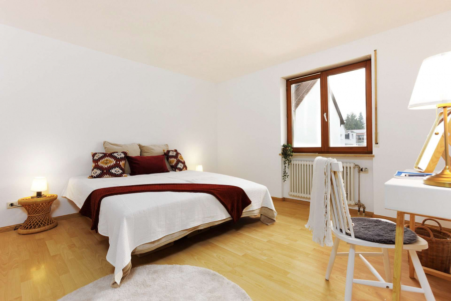 Schlafzimmer - SONNENWINKEL in Efringen-Kirchen: 3-Zi.-Wohnung zentral gelegen mit Balkon, Gäste-WC und Carport
