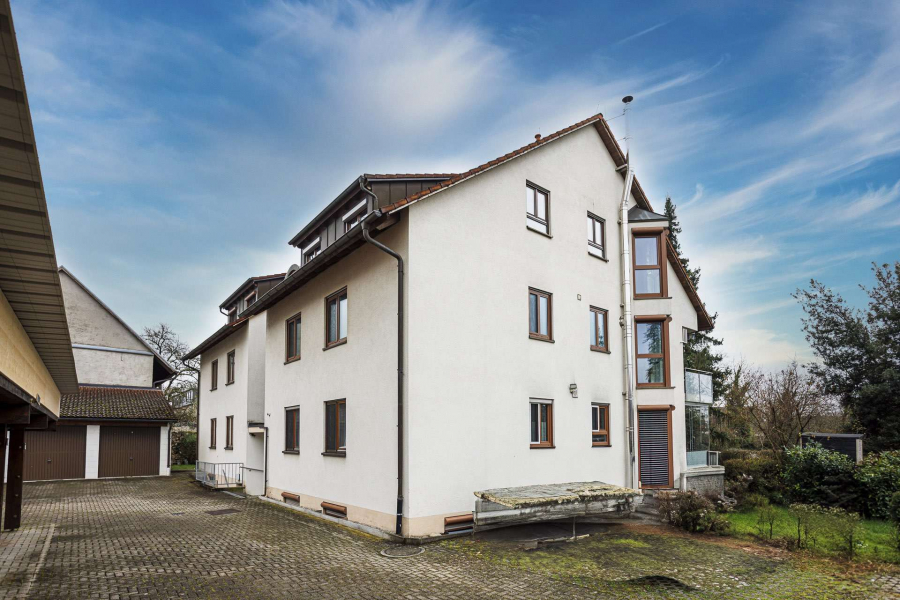 Wohnhaus - SONNENWINKEL in Efringen-Kirchen: 3-Zi.-Wohnung zentral gelegen mit Balkon, Gäste-WC und Carport