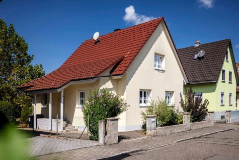 GARTENGLÜCK in Höllstein: Gepflegtes Einfamilienhaus mit großem Garten & überdachter Terrasse, 79585 Steinen, Einfamilienhaus