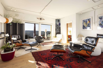 Wohnzimmer mit Panorama - SUNSET-HILL in Bestlage auf dem Leuselhardt – Villa mit Panoramaterrasse u. -Grundstück u. Kaminhaus