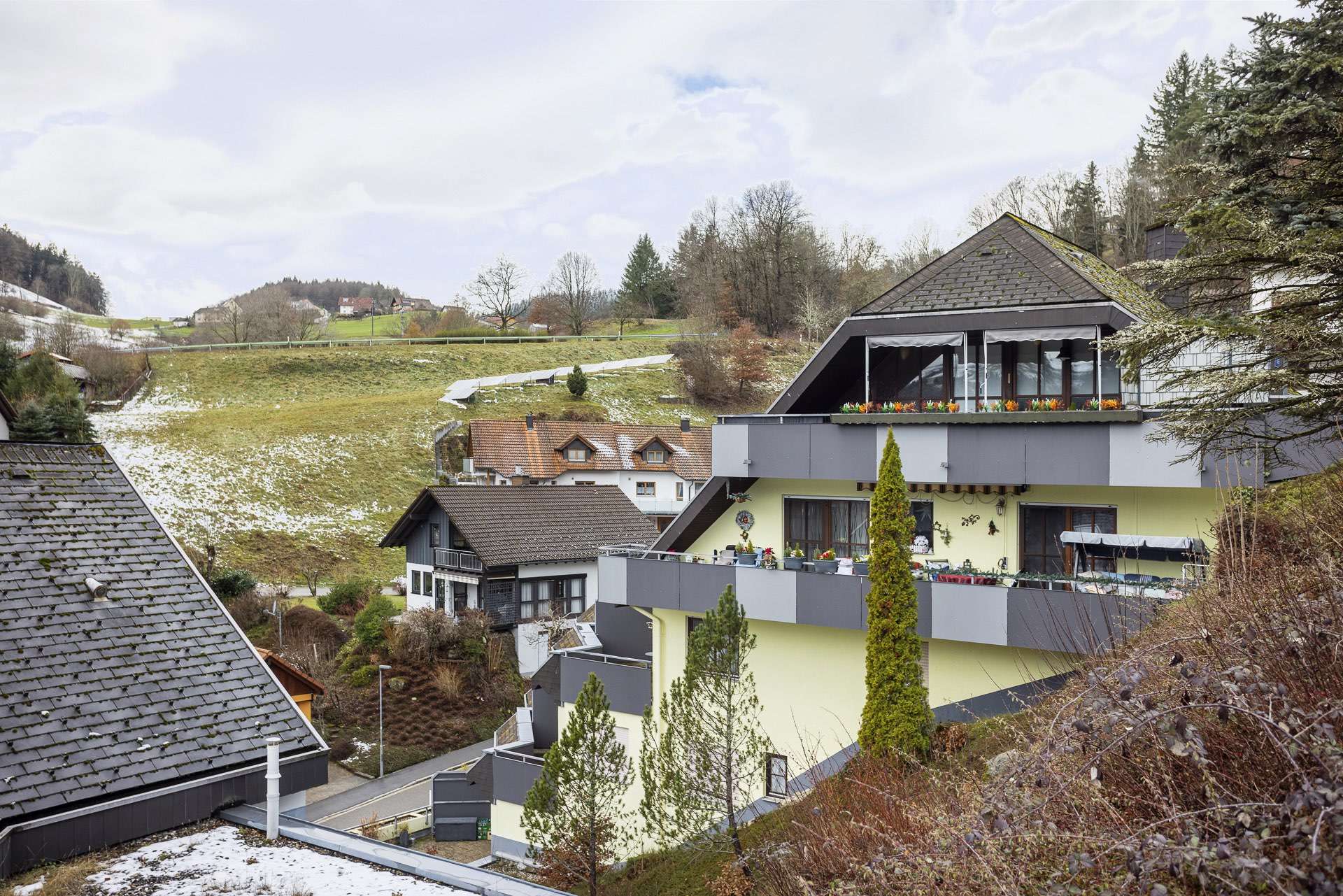 SCHWARZWALDHEIM in Schönau: 2 Zi. Wohnung mit Ausblick + Balkon, Abstellraum, Garage und Sauna