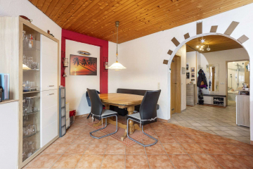 Essbereich - SCHWARZWALDHEIM in Schönau: 2 Zi. Wohnung mit Ausblick + Balkon, Abstellraum, Garage und Sauna