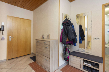 Wohnungseingang - SCHWARZWALDHEIM in Schönau: 2 Zi. Wohnung mit Ausblick + Balkon, Abstellraum, Garage und Sauna