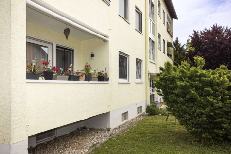 RENDITEWOHNUNG – Vermietete, moderne 3-Zi.-Wohnung mit Balkon zentral in Schliengen, 79418 Schliengen, Hochparterre