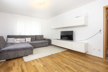 Wohnzimmer - RENDITEWOHNUNG – Vermietete, moderne 3-Zi.-Wohnung mit Balkon zentral in Schliengen