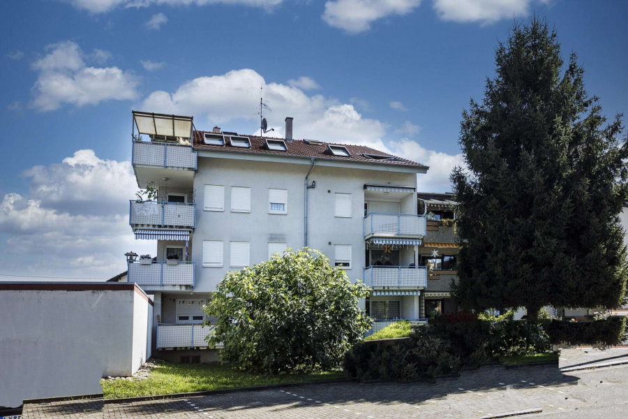 Hausansicht - GALERIEZAUBER: 3-Zi. DG-Whg in Eimeldingen mit Balkon, Galerie, Garage + Keller