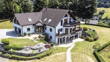 SCHWARZWALDFLAIR der Extraklasse in Kaltenbach: vielseitige Villa in gefühlter Alleinlage u. Blick - Frontansicht