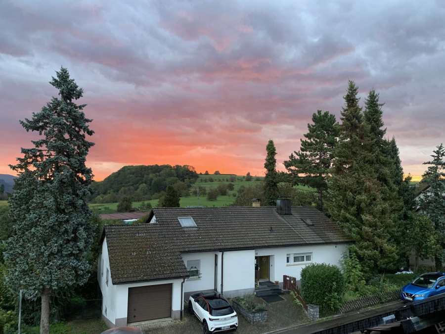 Abendstimmung - DORFIDYLLE in Steinen – Hüsingen: großes EFH mit schöner Aussicht u. gr. Garten, Garage und Kamin