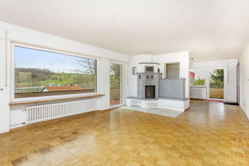 Wohnzimmer mit Kamin - DORFIDYLLE in Steinen – Hüsingen: großes EFH mit schöner Aussicht u. gr. Garten, Garage und Kamin