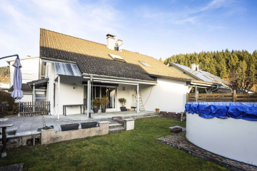 Rückseite mit Terrasse - FAMILIEN-IDYLLE in Hausen: DHH mit 5 Zimmern, ELW, großem Garten, Kamin, Garage + Stellplätzen
