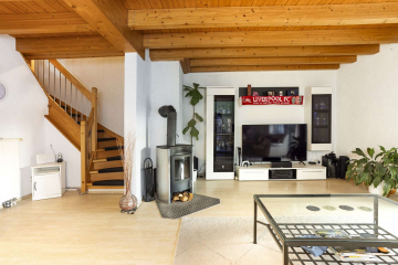 Wohnbereich mit Kamin - FAMILIEN-IDYLLE in Hausen: DHH mit 5 Zimmern, ELW, großem Garten, Kamin, Garage + Stellplätzen