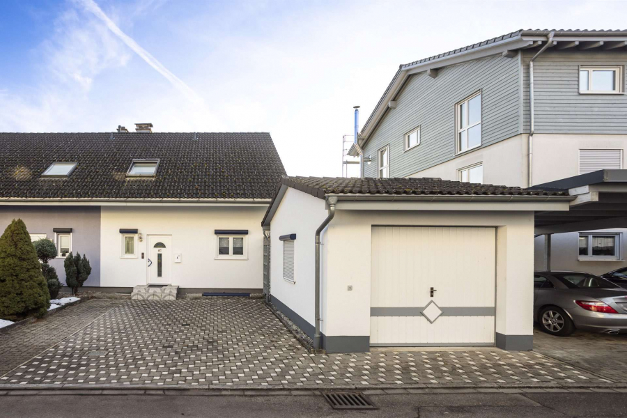 Front mit Garage - FAMILIEN-IDYLLE in Hausen: DHH mit 5 Zimmern, ELW, großem Garten, Kamin, Garage + Stellplätzen