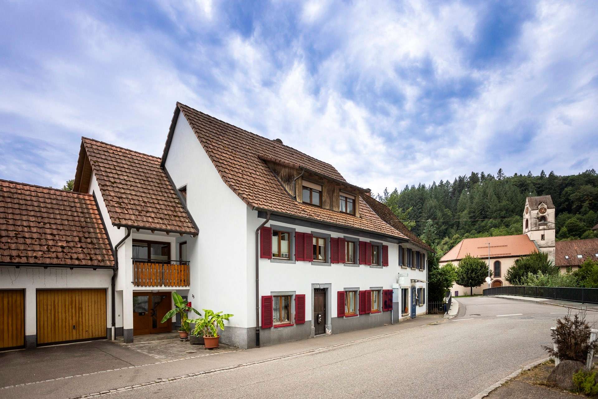 GENERATIONENGLÜCK im Kleinen Wiesental: Zweifamilienhaus mit großem Balkon, Garten & viel Potenzial