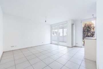 Wohnzimmer mit Zugang zum Wintergarten und in den Garten