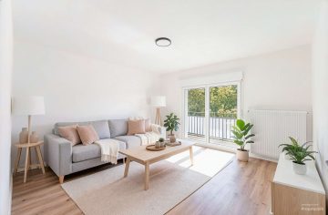 Wohnzimmer mit Zugang zum Balkon - (Einrichtung KI generiert)