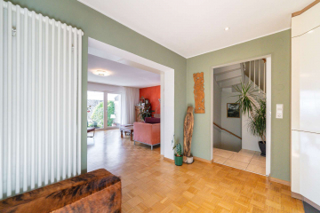 Offener Schnitt - Modernisierte DHH in Ortsrandlage von Grenzach: mit 5 Zi., Wintergarten, Garten, Terrasse u. Balkon