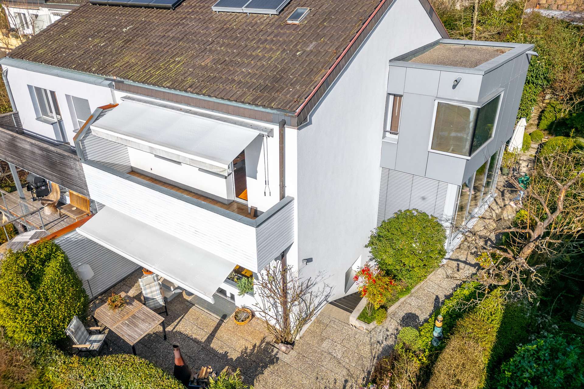 Modernisierte DHH in Ortsrandlage von Grenzach: mit 5 Zi., Wintergarten, Garten, Terrasse u. Balkon