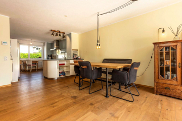 Wohn- und Essbereich - PLATZWUNDER in Weil am Rhein: RMH mit 4 Zimmern, Traumterrasse, ausbaufähigem DG, Stellplatz uvm.