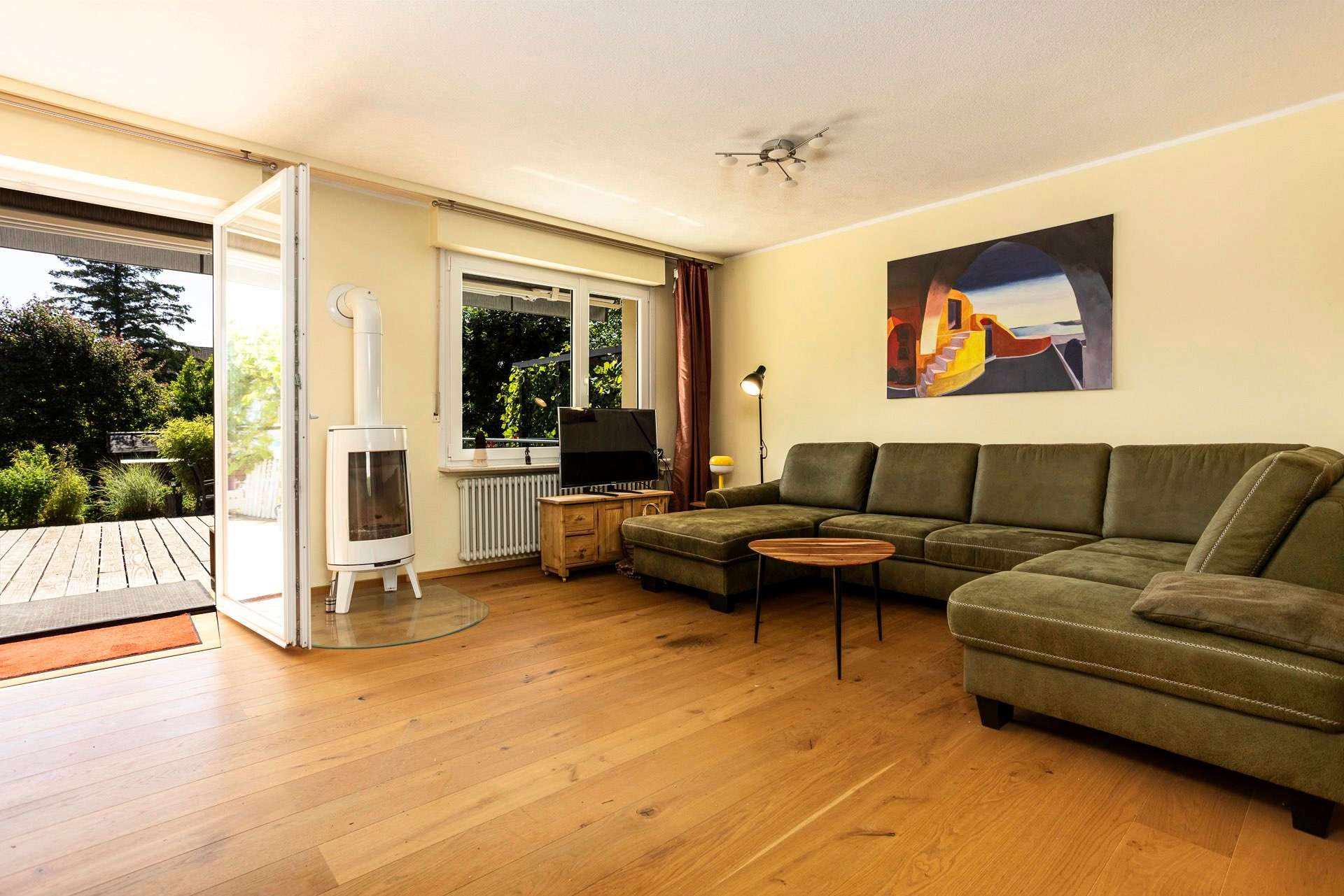 PLATZWUNDER in Altweil: RMH mit 4 Zimmern, Traumterrasse, ausbaufähigem DG, Stellplatz uvm.