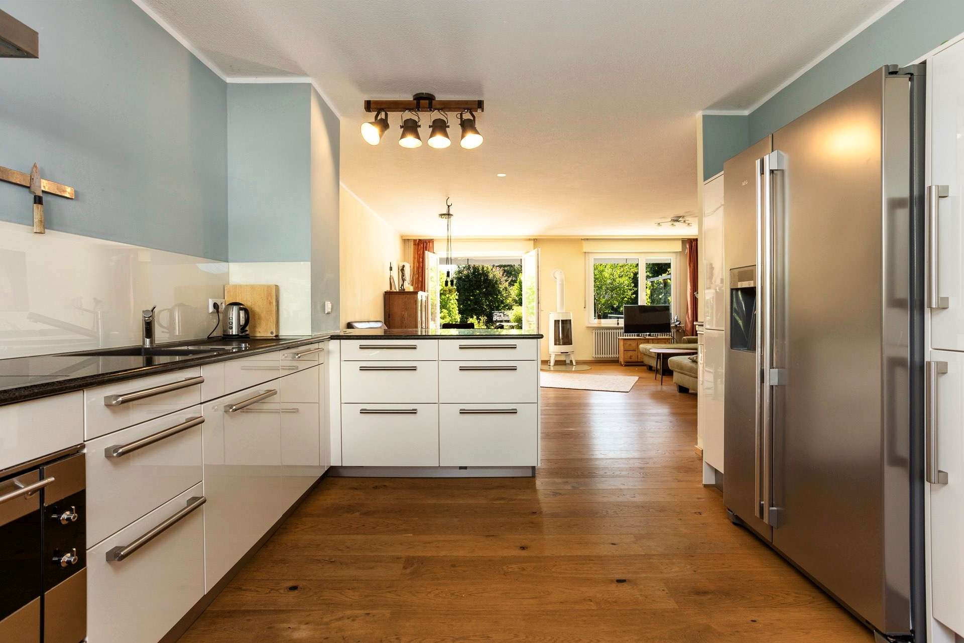PLATZWUNDER in Altweil: RMH mit 4 Zimmern, Traumterrasse, ausbaufähigem DG, Stellplatz uvm.