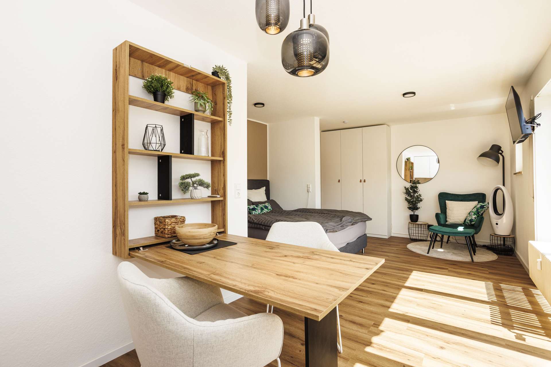 Penthouse-Feeling mit Blick auf den Hünerberg: 1-Zimmer Studio mit Dachterrasse, EBL und Möbel