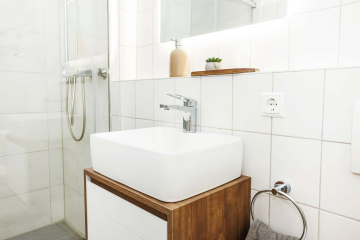 Waschtisch - Penthouse-Feeling mit Blick auf den Hünerberg: 1-Zimmer Studio mit Dachterrasse, EBL und Möbel