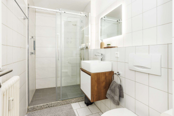 Duschbad - Penthouse-Feeling mit Blick auf den Hünerberg: 1-Zimmer Studio mit Dachterrasse, EBL und Möbel