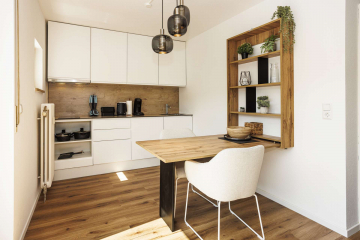 Küche mit Essplatz - Penthouse-Feeling mit Blick auf den Hünerberg: 1-Zimmer Studio mit Dachterrasse, EBL und Möbel